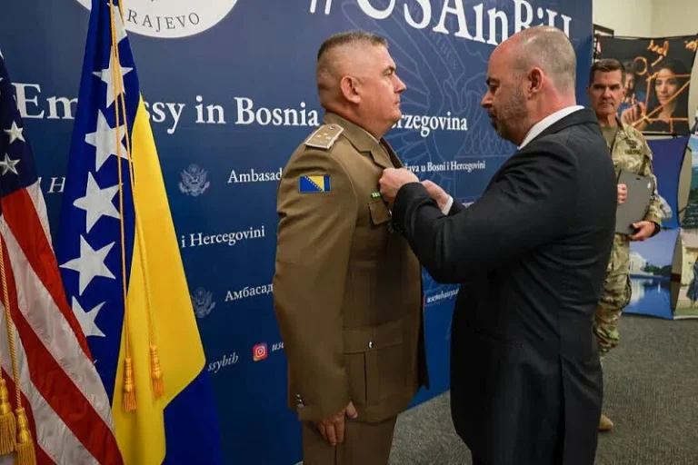 The medal was presented to Brigadier Jusupović on September 9, 2026, at the U.S. Embassy in Sarajevo by John Ginkel, Chargé d’Affaires at the U.S. Embassy in Bosnia and Herzegovina, in recognition of his distinguished service from 2021 to 2024.